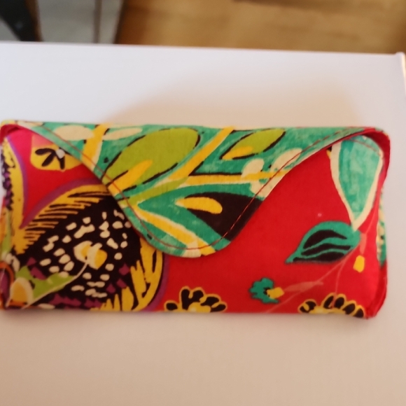Vera Bradley Glasses Accessories - Picture 6 of 6